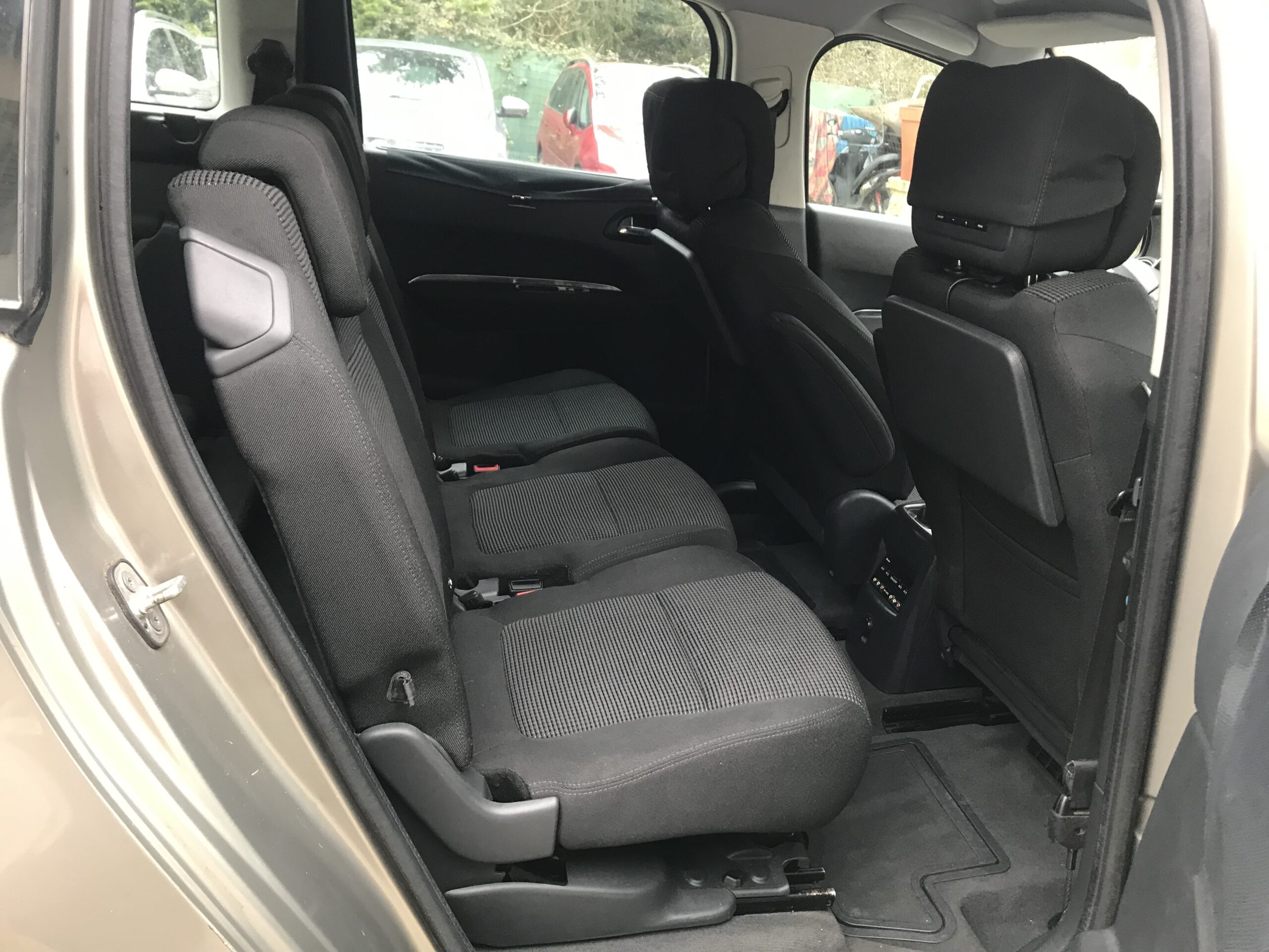 Peugeot 5008 1.6 HDi Comfort 7 Places Année 2010 Boite de vitesse manuelle – Image 17