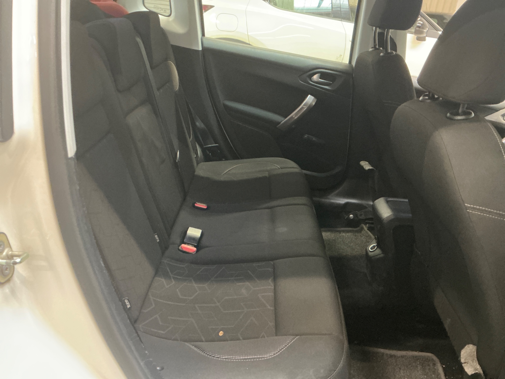 Peugeot 2008 1.6 e-HDi année 2014 Boite de vitesse: manuelle – Image 4